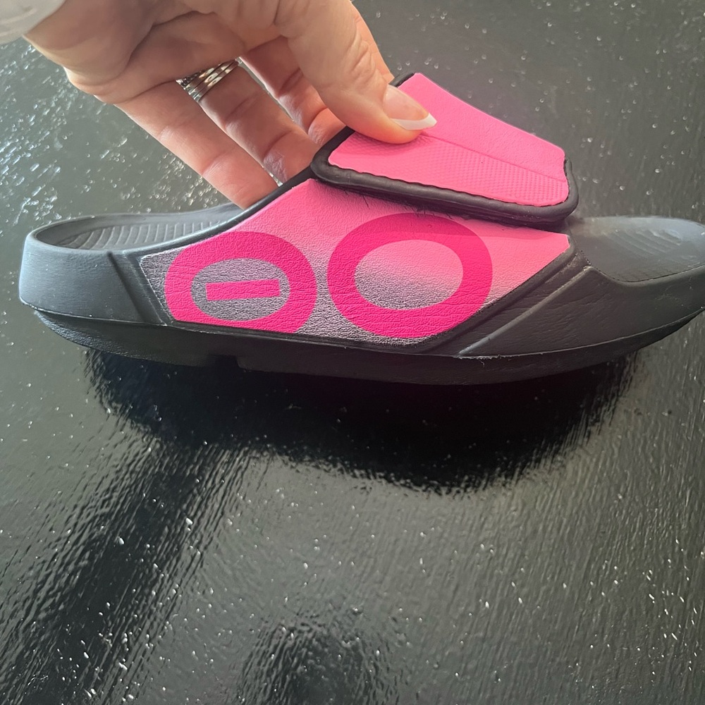OOFOS Black and Pink Slide Sandals